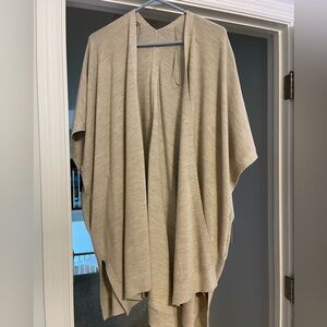 Lululemon merino short sleeve wrap, like new.